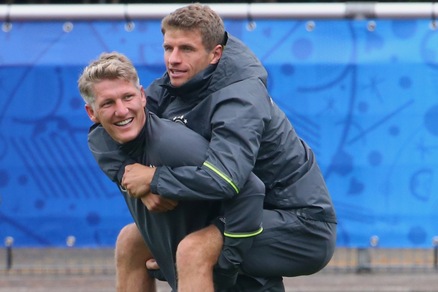 Euro 2016, Schweinsteiger si carica in spalla Müller e la Germania!