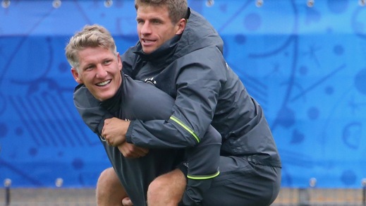 Euro 2016, Schweinsteiger si carica in spalla Müller e la Germania!