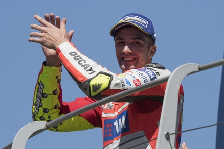 Iannone-Belen, il flirt scende in pista