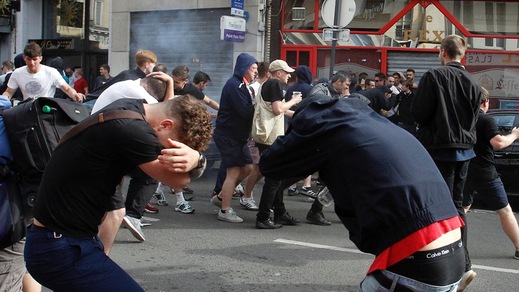 Euro 2016, scontri ed esplosioni a Lille: la polizia usa i lacrimogeni