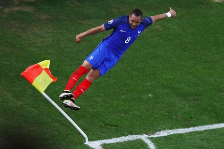 Payet, che salto! Dopo il gol si sfoga con la bandierina