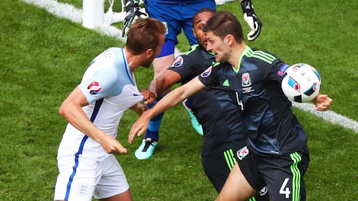 Euro 2016, Inghilterra-Galles: mani clamoroso di Davies, rigore non dato a Rooney e compagni