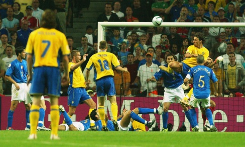 Italia, quel tacco maledetto di Ibra: poi fu "biscotto" e la Svezia ci eliminò nel 2004