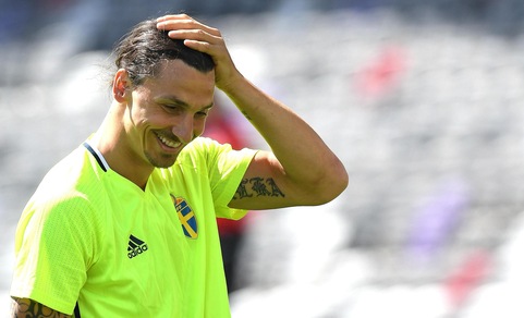 Euro 2016, Ibrahimovic se la ride prima della sfida con l'Italia...