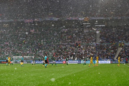 Euro 2016: grandina su Ucraina-Irlanda del Nord, match sospeso per 3'