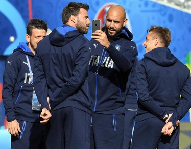 Euro 2016, l'Italia a Tolosa: selfie azzurro per Zaza