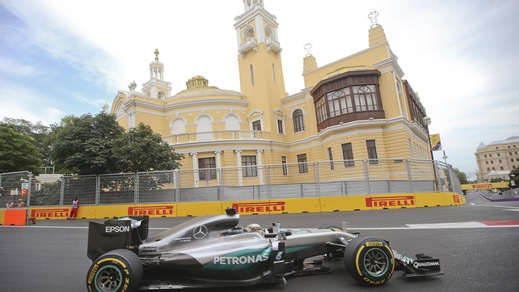 F1 Gp Baku, doppietta Mercedes nelle prime libere