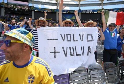 Italia -Svezia, lo sfottò dei tifosi a Ibra: "Meno Volvo, più..."
