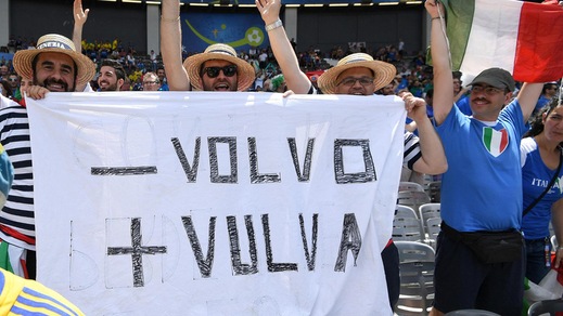 Italia -Svezia, lo sfottò dei tifosi a Ibra: "Meno Volvo, più..."