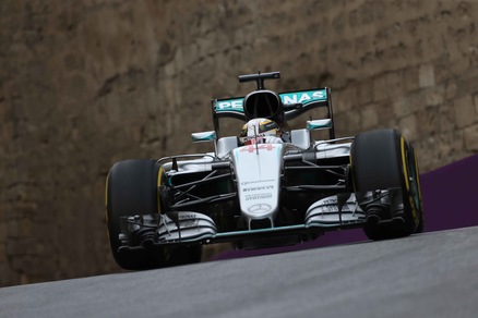 F1 Gp Baku: Mercedes avanti, male le Ferrari