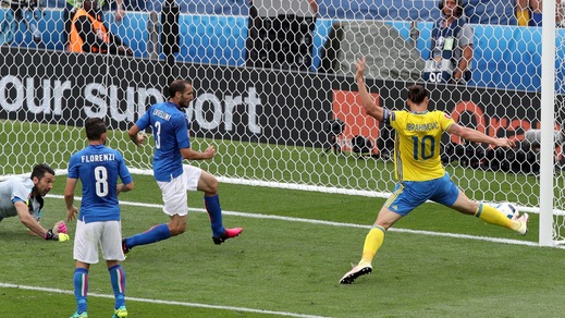 Euro 2016, Italia-Svezia: il gol sbagliato da Ibrahimovic ha dell'incredibile