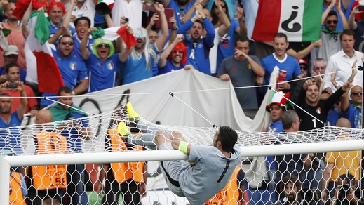 Italia-Svezia, Buffon ci riprova e ci riesce: nessuna caduta, la traversa è sua!