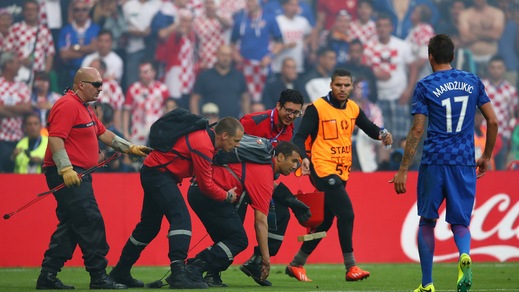 Repubblica Ceca-Croazia: un petardo colpisce un vigile del fuoco