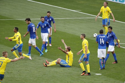 Euro 2016, la moviola: la Svezia protesta, ma il rigore non c'è