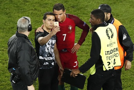 Euro 2016: selfie con Cristiano Ronaldo, multato il Portogallo