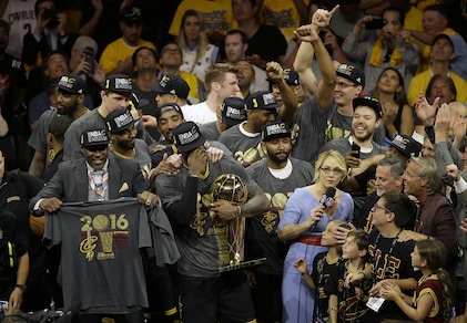 Cleveland campione Nba, LeBron James non trattiene le lacrime