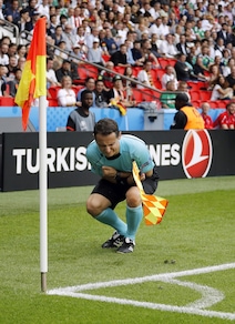 Euro 2016, Irlanda del Nord-Germania: l'assistente va ko per una pallonata!
