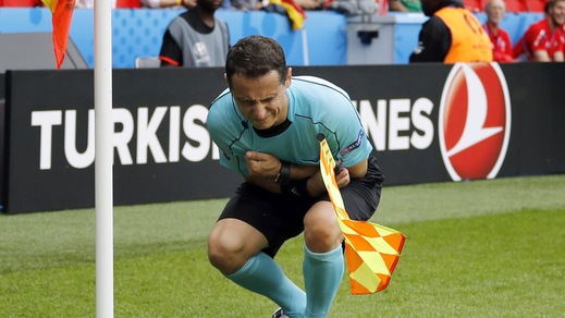 Euro 2016, Irlanda del Nord-Germania: l'assistente va ko per una pallonata!