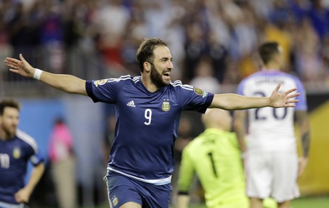 L'Argentina vola con Messi e Higuain: show e record