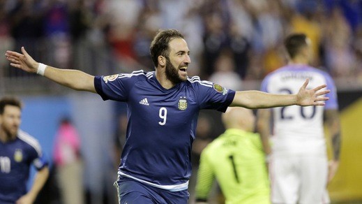 L'Argentina vola con Messi e Higuain: show e record