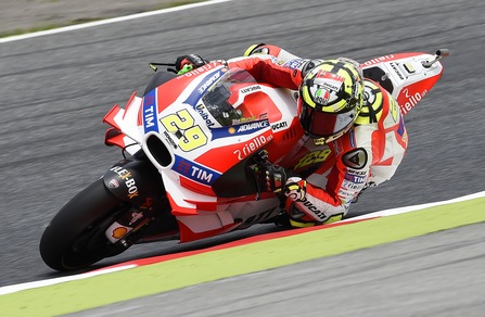 MotoGp, Assen: Iannone vola nelle libere, Rossi solo 7°