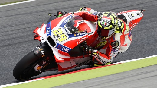 MotoGp, Assen: Iannone vola nelle libere, Rossi solo 7°