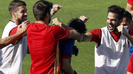 Italia-Spagna -3, i sorrisi nell'allenamento spagnolo