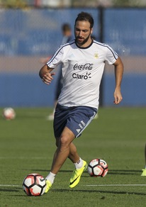 Calciomercato Napoli: Higuain, De Laurentiis è inflessibile. Ma è pronto il piano B