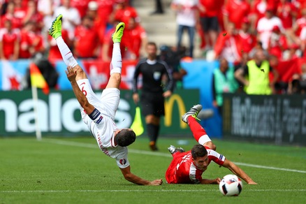 Svizzera-Polonia, capriola Lewandowski: che fallo di Schar!