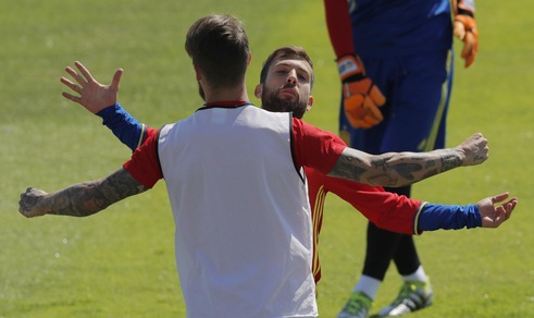 Euro 2016, la Spagna non teme l'Italia: sorrisi e scherzi durante la rifinitura