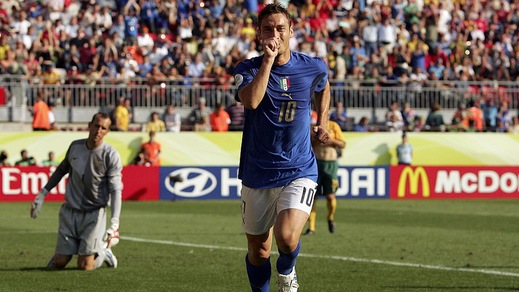 Italia, 10 anni fa il rigore di Totti contro l'Australia