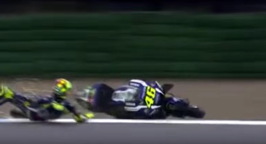 Assen: Rossi cade, Miller re nel diluvio