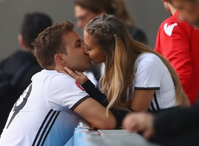 Germania ai quarti, Götze festeggia con la sexy fidanzata