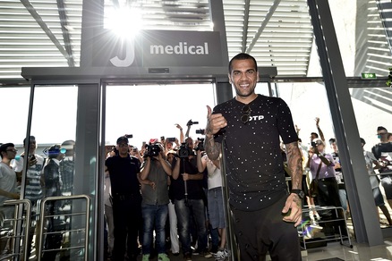 Calciomercato Juventus, Dani Alves al JMedical: i tifosi in delirio