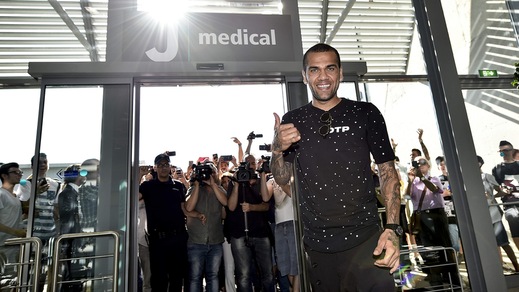Calciomercato Juventus, Dani Alves al JMedical: i tifosi in delirio