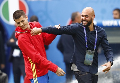 Morata, abbracci con i compagni della Juve