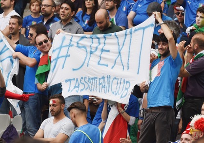 Euro 2016, Italia-Spagna: parrucche per Conte e Spexit, l'ironia sugli spalti