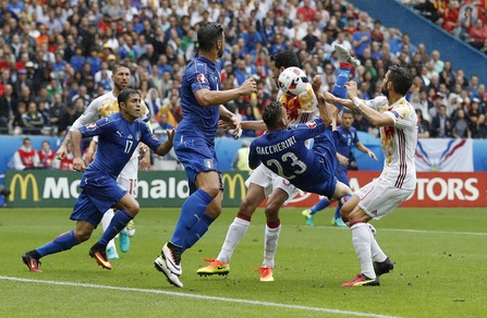 Italia-Spagna, la spettacolare rovesciata di Giaccherini, un super De Gea e la palla sul palo!