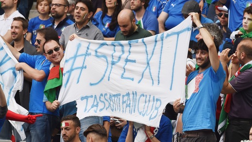 Euro 2016, Italia-Spagna: parrucche per Conte e Spexit, l'ironia sugli spalti