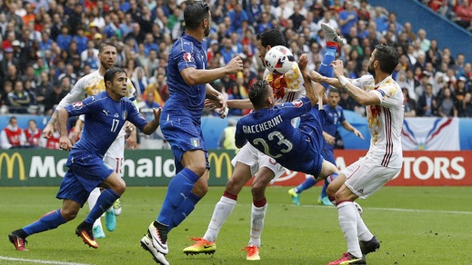 Italia-Spagna, la spettacolare rovesciata di Giaccherini, un super De Gea e la palla sul palo!
