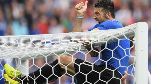 Buffon e il gesto portafortuna: nuovo balzo sulla traversa