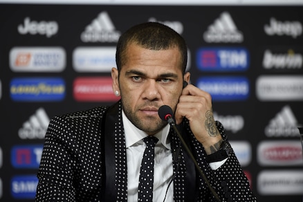 Dani Alves si presenta: il completo è tutto a pois bianconeri