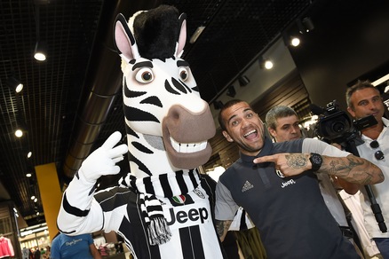 Dani Alves, il mondo Juventus gli dà il benvenuto