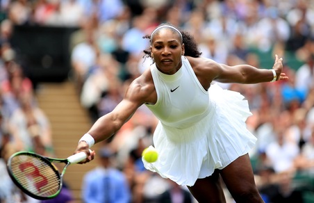 Serena Williams incanta a Wimbledon in look total white