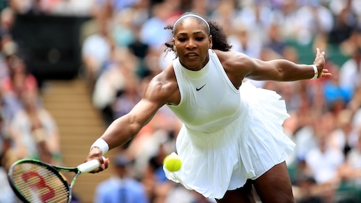 Serena Williams incanta a Wimbledon in look total white