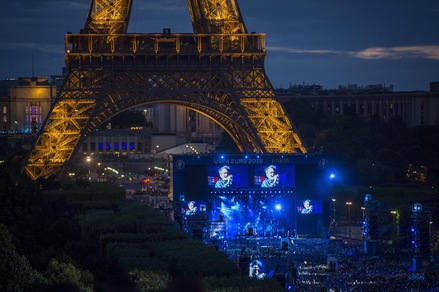 Euro 2016, i Muse in concerto: che spettacolo sotto la Torre Eiffel!