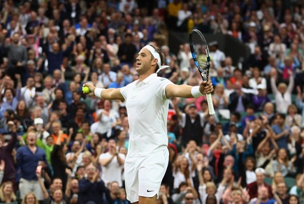 Il maestro di tennis Marcus Willis sfida Federer, che favola a Wimbledon