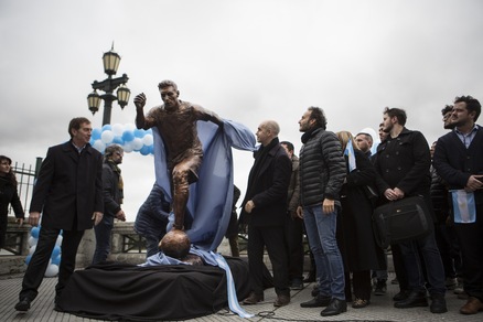 Messi, una statua a Buenos Aires: «Non te ne andare!»