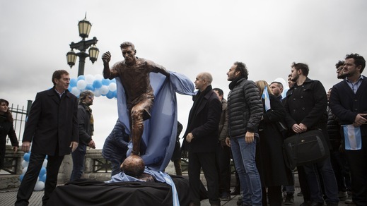 Messi, una statua a Buenos Aires: «Non te ne andare!»