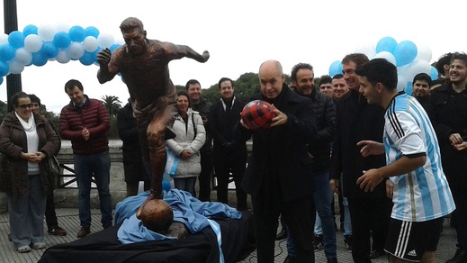 Messi, Buenos Aires gli dedica una statua: «Non lasciare la Nazionale»